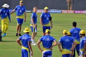 CSK: చెన్నై ఆటగాళ్లకి కరోనా నెగటివ్.. లీగ్ తొలి మ్యాచ్‌లో ముంబైతోనే ఢీ!!