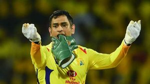 భౌతిక దూరం రూల్ నేపథ్యంలో ఫస్ట్ స్లిప్ పెట్టుకోవచ్చా..? జోక్ చేసిన ధోనీ!