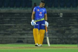 CSK: రోహిత్ శర్మ 95 మీట‌ర్ల భారీ సిక్స్.. అంతకుమించి బాదిన ఎంఎస్ ధోనీ (వీడియో)