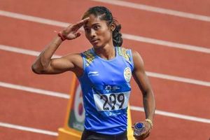 వెంట్రుకలు, గోళ్లు వస్తున్నాయి.. ఇదేం భోజనం.. క్రీడల మంత్రికి హిమ దాస్‌ ఫిర్యాదు!