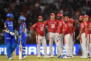 ఓయ్ అంపైర్ ఇది షార్ట్ రన్నా? నీకు మ్యాన్ ఆఫ్‌ ద మ్యాచ్ ఇవ్వాలి: సెహ్వాగ్ ఫైర్