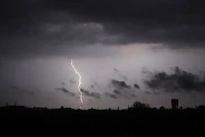 దారుణం.. పిడుగు పడి ఇద్దరు టీనేజ్ క్రికెటర్ల మృతి!