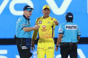 అంపైర్ తప్పిదం.. ధోనీ అసహనం! (వీడియో)