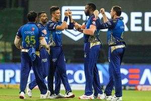 KKR vs MI: కోల్‌కతా హిట్టర్లు హిట్ అవ్వలేదు.. ముంబై చేతిలో ఘోర పరాజయం!!