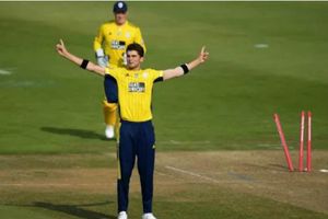 నాలుగు బంతుల్లో నాలుగు వికెట్లు తీసిన పాక్ బౌలర్! (వీడియో)