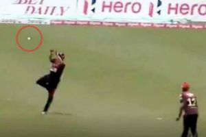 CPL 2020: 48 ఏళ్ల వయసులో సూపర్ క్యాచ్‌తో ఔరా అనిపించిన ప్రవీణ్ తాంబే