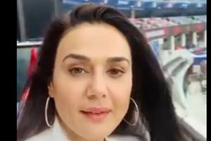 ప్లీజ్ డోన్ట్ సిట్ హియర్: పోయి పోయి అక్కడే కూర్చున్న సొట్ట బుగ్గల సుందరి: ఆ తరువాత ఏమైంది?