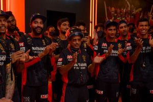 IPL 2020 టైటిల్ పట్టేందుకు బెంగళూరు కొత్త వ్యూహం.. యూఏఈ సారథితో ఒప్పందం!!