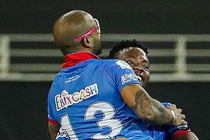 ధావన్ కూల్ గ్లాసెస్‌పై మనసుపారేసుకున్న మాజీ క్రికెటర్..!