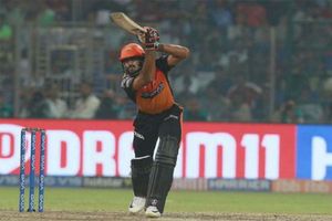 RCB vs SRH trolls: ఓయ్ విజయ్ శంకర్ ఏందీ ఈ ఆట.. రాయుడు 3డీ గ్లాస్‌లో చూస్తున్నాడు!