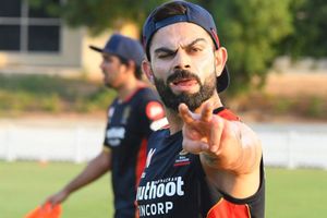 RCB: బ్యాటింగ్, ఫీల్డింగ్‌పై విరాట్ కోహ్లీ ఫోకస్.. ఫొటోలు చూస్తే.. !!