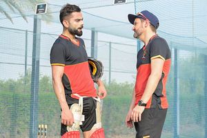 SRH vs RCB: ఫ్యాన్స్‌కు ఊహించని సర్‌ప్రైజ్‌ ఇచ్చిన విరాట్ కోహ్లీ!!