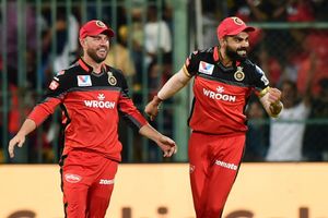 కోహ్లీ బ్యాట్స్‌ను దాస్తుంటాడు.. వాటిని ఎలాగైనా దొంగలిస్తా: డివిలియర్స్