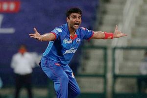 Delhi Capitalsకు భారీ ఎదురుదెబ్బ.. ఐపీఎల్ 2020 నుంచి సీనియర్ స్పిన్నర్ ఔట్!!