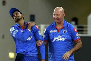 శ్రేయస్ అయ్యర్ నొప్పితో బాధపడుతున్నాడు.. ఇప్పుడేం చెప్పలేం: శిఖర్ ధావన్