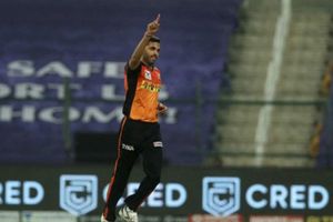 Sunrisers Hyderabadకు మరో భారీ షాక్.. స్టార్ పేసర్‌కు గాయం.. ముంబైతో మ్యాచ్‌కి డౌటే!!