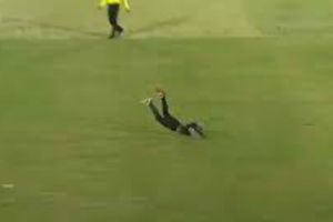 Catch Of The Year: అచ్చం చేప పిల్లలానే డైవ్.. మైదానంలో కళ్లు చెదిరే విన్యాసం! (వీడియో)
