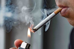 మ్యాచ్‌ జరుగుతుండగా.. సిగరెట్ తాగుతూ దొరికిపోయిన స్టార్ ప్లేయర్ (వీడియో)!!