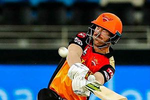 RCB vs SRH: మరో 37 పరుగులే.. ధోనీ ఆల్‌టైమ్ రికార్డును బద్దలుకొట్టనున్న వార్నర్!!