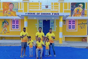 ఎంఎస్‌ ధోనీపై వీరాభిమానం.. విమర్శకులకు మహీ ఫ్యాన్‌ వినూత్న సమాధానం!!