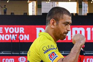 ధోనీ గుండు చేసుకున్నా ఓటమి తప్పలేదు.. చెన్నై ఓటమిపై పేలుతున్న జోక్స్, మీమ్స్