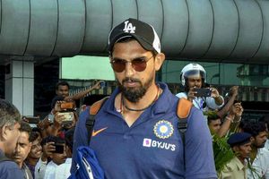 ఢిల్లీ క్యాపిటల్స్‌కు గట్టి షాక్.. లీగ్ నుంచి మరో స్టార్ పేసర్ ఔట్