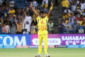 చెన్నై సూపర్ కింగ్స్‌ టీమ్‌లో హోటల్ రూమ్ తాళం చెవి మిస్టరీ: ఆ పేస్ బౌలర్‌పై రచ్చ రచ్చ