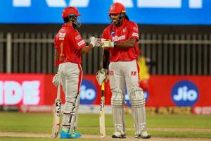 గేల్ అడుగు పెట్టిన వేళా విశేషం: చివరి బంతికి సిక్స్: ఆ వీరులు వీరే: మరో సీట్ ఎడ్జ్ మ్యాచ్