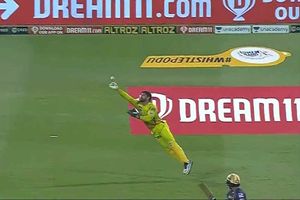 సూపర్ మ్యాన్ ధోనీ మ్యాజికల్ క్యాచ్.. ఏజ్ గురించి ఇప్పుడు మాట్లాడండి అంటూ ఫ్యాన్స్ సవాల్!