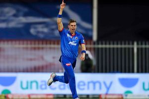 IPL 2021: ఢిల్లీ క్యాపిటల్స్‌కు గట్టి ఎదురుదెబ్బ.. స్టార్ పేసర్‌కు కరోనా!