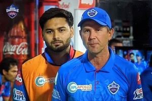 పాంటింగ్‌తో పంత్ పరిహాసం.. డగౌట్‌లో నవ్వులే నవ్వులు!(వీడియో)