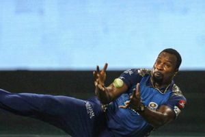 MI vs RR: వాట్ ఏ క్యాచ్ మామ.. పడిపోతుంటే పట్టుకున్నాడు.. పొలార్డ్ మాత్రమే అలాంటివి పట్టగలడు!!