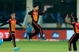 నిన్నటి హైదరాబాద్‌ మ్యాచ్‌లో ఇది గమనించారా? రషీద్ ఖాన్‌కు అండగా జట్టంతా ఏం చేసిందంటే?