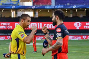 IPL 2020: ధోనీ వివాదం.. వైడ్‌ బాల్స్‌కు రివ్యూ ఉండాలన్న కోహ్లీ!