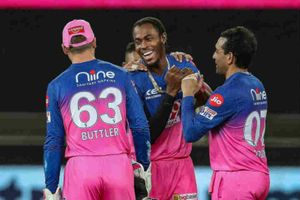 వికెట్ తీసిన ఆనందంలో రియాన్ పరాగ్‌తో బిహూ డ్యాన్స్ చేసిన జోఫ్రా ఆర్చర్ (వీడియో)