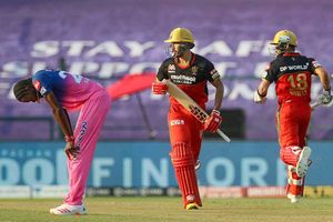 RCB vs RR: ఇంట్లో ఎవరైనా ఉన్నారా?.. రాజస్థాన్‌ను ట్రోల్ చేసిన బెంగళూరు!!