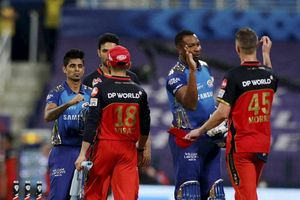 విరాట్..రెడ్ ఫేస్:స్లెడ్జింగ్‌కు పాల్పడ్డ కోహ్లీ: ముంబై స్టార్ బ్యాట్స్‌మెన్‌పై: దగ్గరికి వెళ్లి మరీ