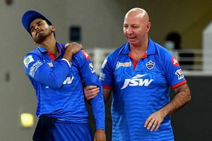 శ్రేయాస్ అయ్యర్ గాయం తీవ్రమైనదే?: నెక్స్ట్ మ్యాచ్‌కు అవుట్..కీలక మ్యాచ్‌లకు డౌట్?: ధావనే ఇక