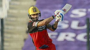 RCB vs DC: విరాట్ కోహ్లీ అరుదైన ఘనత.. తొలి భారతీయుడిగా రికార్డుల్లోకి!!