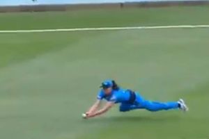 Women's BBL: స్టన్నింగ్‌ క్యాచ్‌.. ఇద్దరు కలిసి ఎలా పట్టారో చూడండి (వీడియో)!!