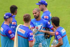 Qualifier 2: సన్‌రైజర్స్‌కు షాక్‌.. హోల్డర్ ఔట్.. పోరాడుతున్న కేన్!!