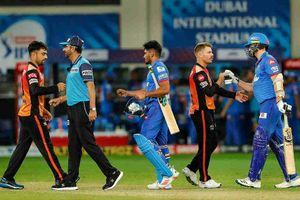 Qualifier 2, DC vs SRH: టాస్ గెలిచి బ్యాటింగ్ ఎంచుకున్న ఢిల్లీ.. హెట్‌మెయర్ వచ్చేశాడు!!