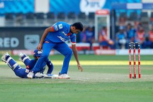 DC vs MI: డికాక్ కామెడీ ఔట్ .. బంతిని కాలితో తన్నబోయి!!