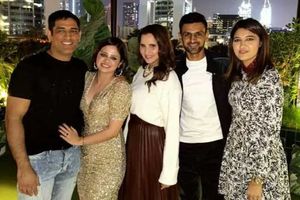 ధోనీ సతీమణి సాక్షి సింగ్ బర్త్ డే వేడుకల్లో పాక్ క్రికెటర్!