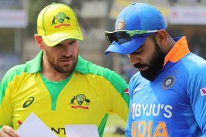 టాస్ గెలిచి బ్యాటింగ్ ఎంచుకున్న ఆస్ట్రేలియా.. ఓపెనర్‌గా మయాంక్!!