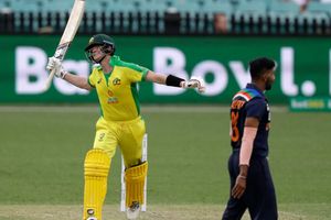 స్మిత్ మెరుపు సెంచరీ.. చెల‌రేగిన వార్న‌ర్‌, మ్యాక్స్‌వెల్.. భారత్ టార్గెట్ 390!!