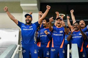 ముంబై టైటిల్ గెలిచాక.. డ్రెస్సింగ్‌ రూమ్‌లో ఆటగాళ్లతో రోహిత్ ఏమన్నాడంటే!!