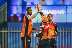 SRH vs RCB: మెరిసిన హోల్డర్.. డివిలియర్స్‌ అర్ధసెంచరీ.. సన్‌రైజర్స్‌ లక్ష్యం 132!!