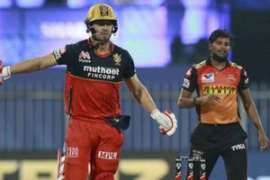 SRH vs RCB: ఫ్రీ హిట్ బంతికి మొయిన్‌ అలీ ఔట్.. డివిలియర్స్‌ ఫిఫ్టీ!!