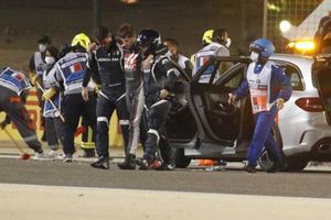 బహ్రెయిన్‌ గ్రాండ్‌ప్రిలో ప్రమాదం.. కారులో నుంచి మంటలు!